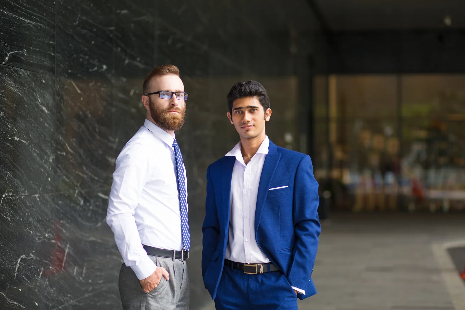 Dos comerciales repasando juntos una lista de empresas