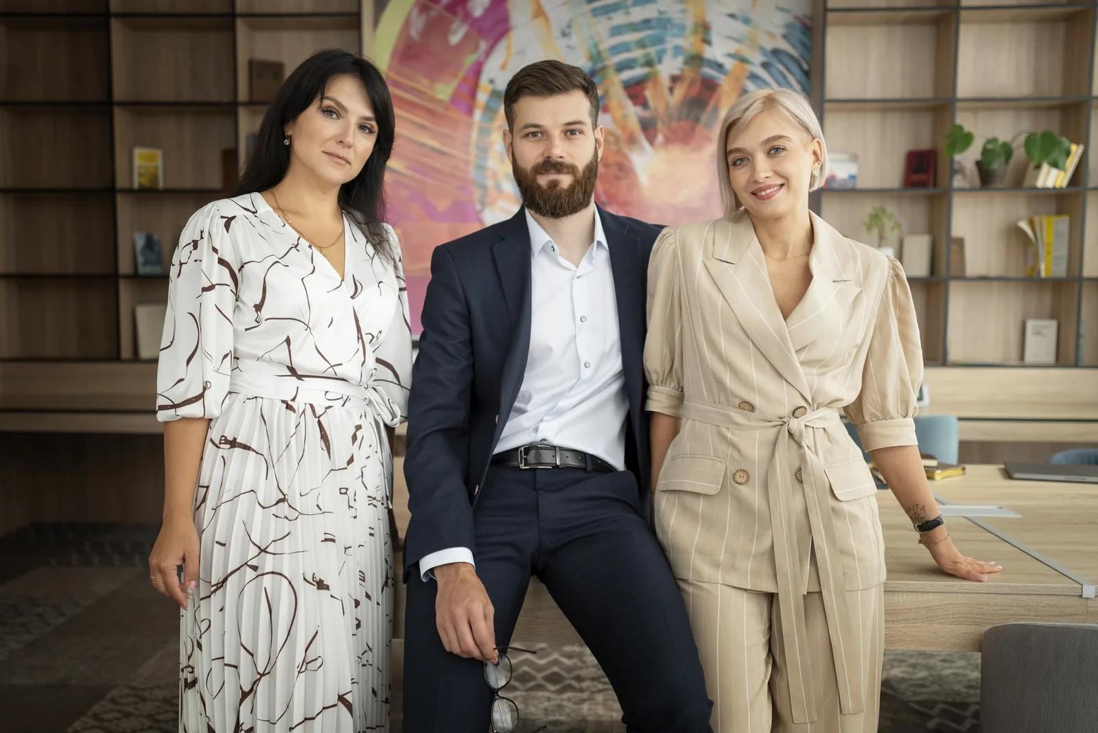Equipo de una agencia pequeña trabajando en su oficina